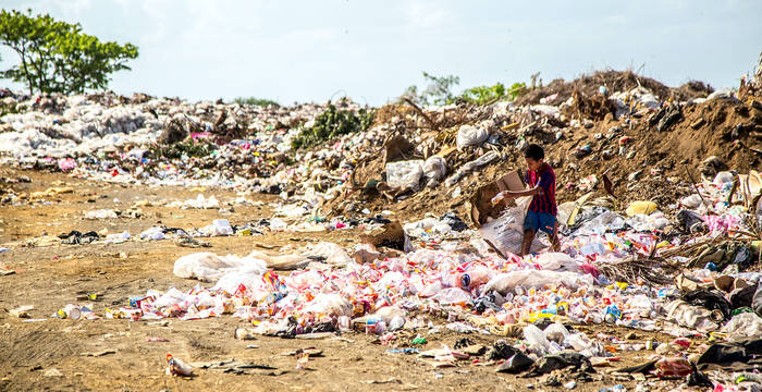 Décharge de déchets au Nicaragua avec un garçon