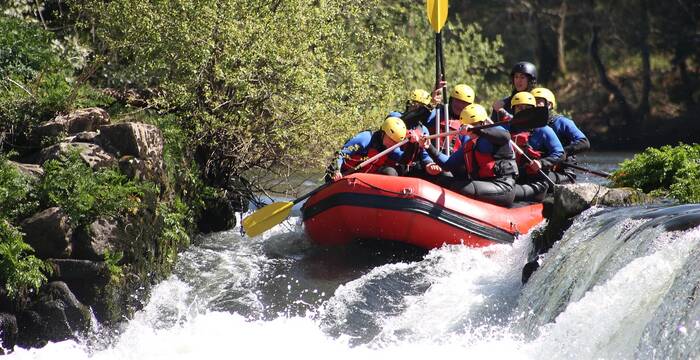 Jeunes qui font du rafting