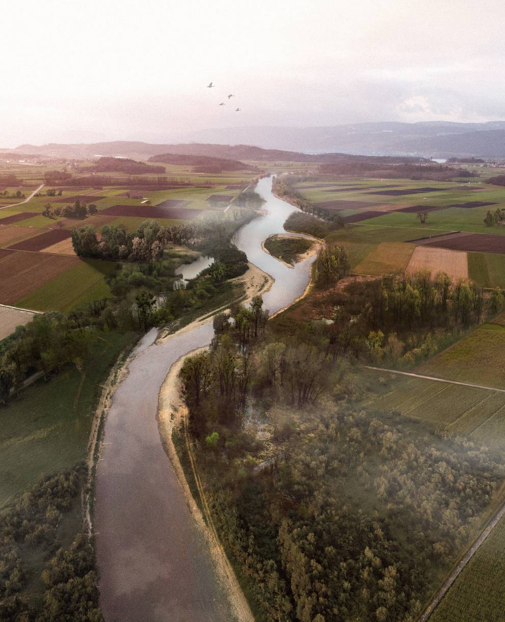 Key Visual: Fluss durch Landschaft