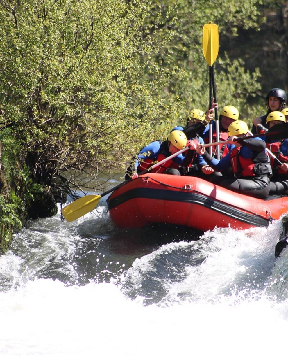 Jeunes qui font du rafting