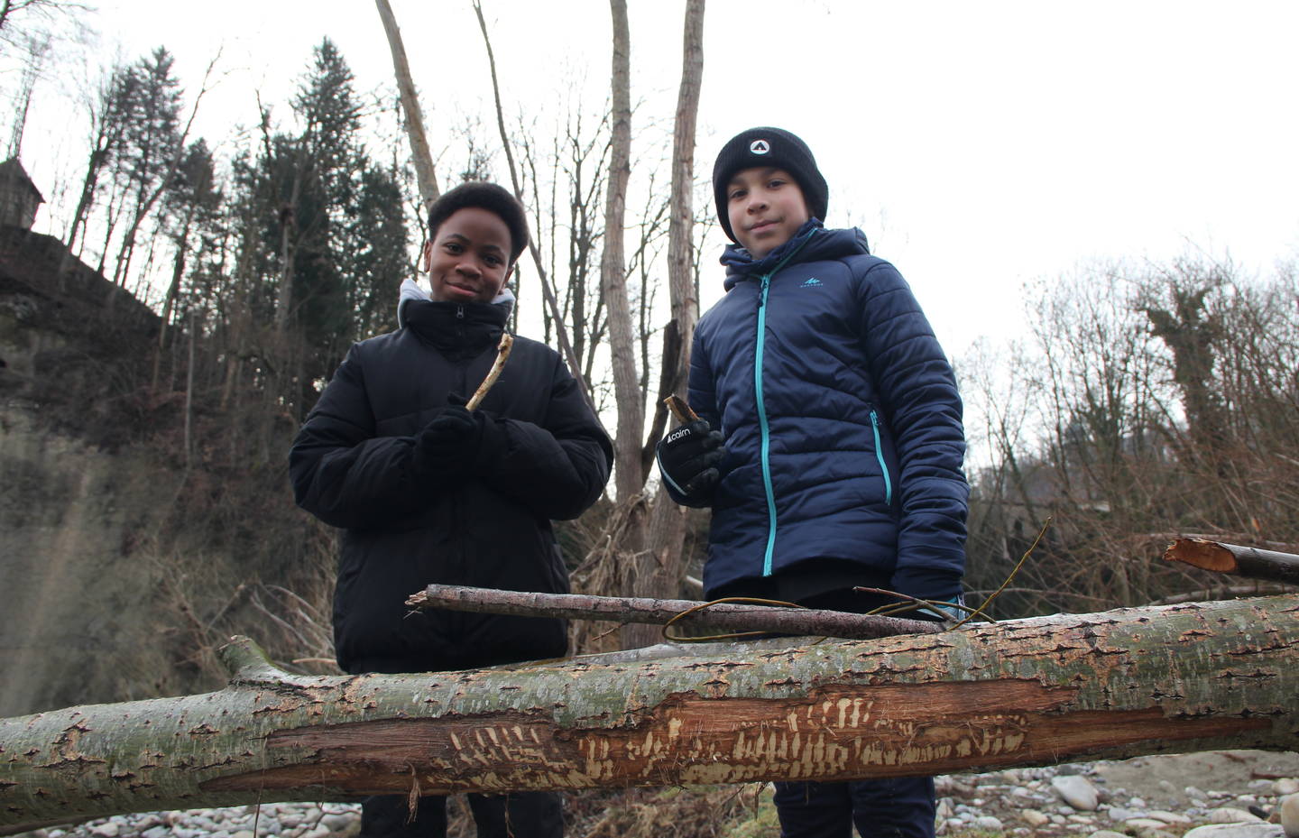 Deux jeunes lors d'une excursion sur le thème du castor dans la nature